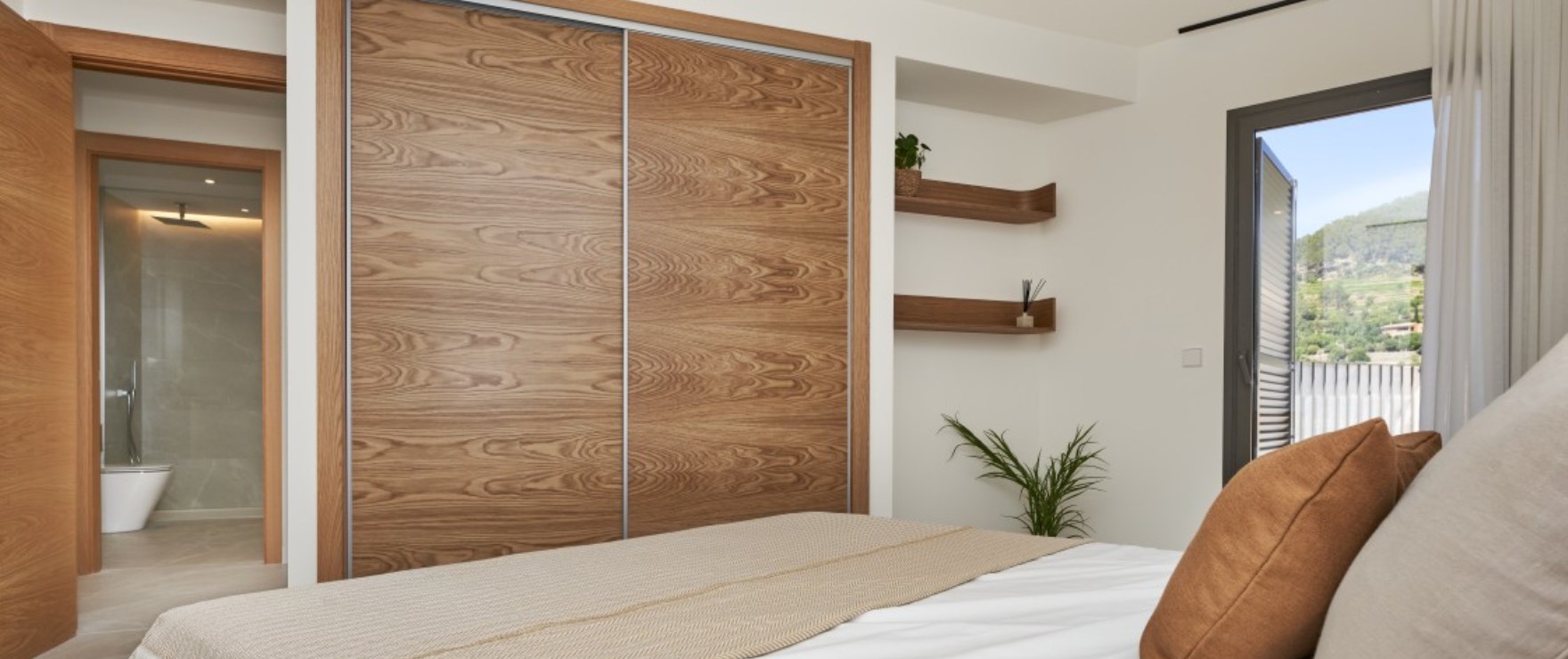 Es Voltor, bright bedroom with terrace in Esporles, Mallorca.