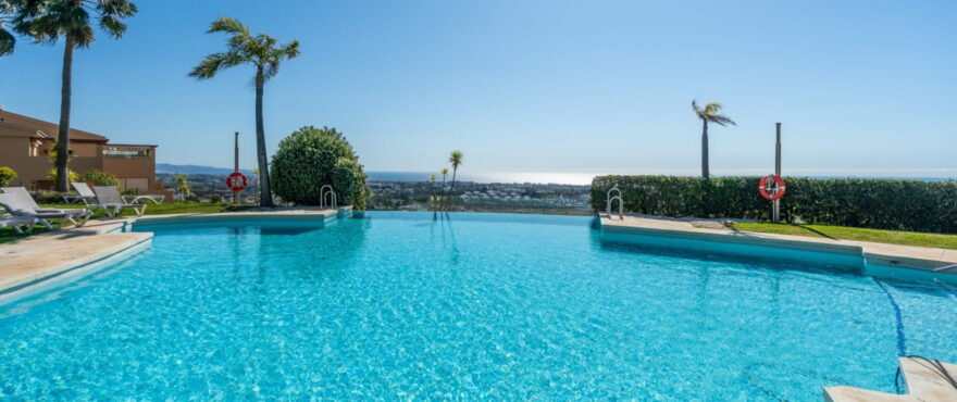 Altura 160, apartments with communal pool and gardens, Benahavis.