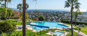 Altura 160, apartments with communal pool and gardens, Benahavis.