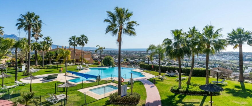 Altura 160, apartments with communal pool and gardens, Benahavis.