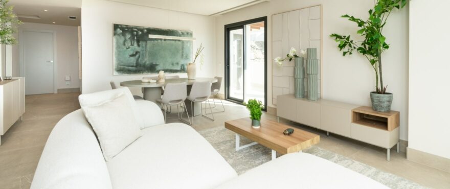 Salón luminoso en las nuevas viviendas Altura 160, en Benahavis