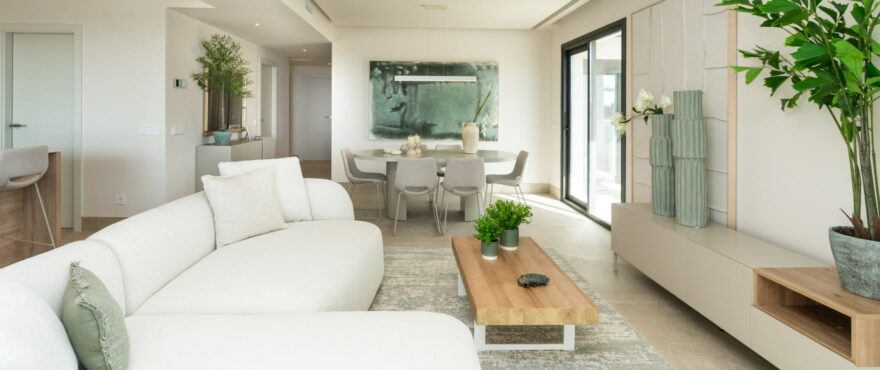 Salón luminoso en las nuevas viviendas Altura 160, en Benahavis