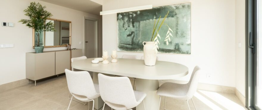Comedor luminoso en las nuevas viviendas Altura 160, en Benahavis