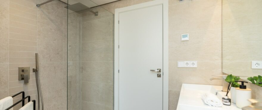 Moderno baño en apartamentos en venta Altura 160