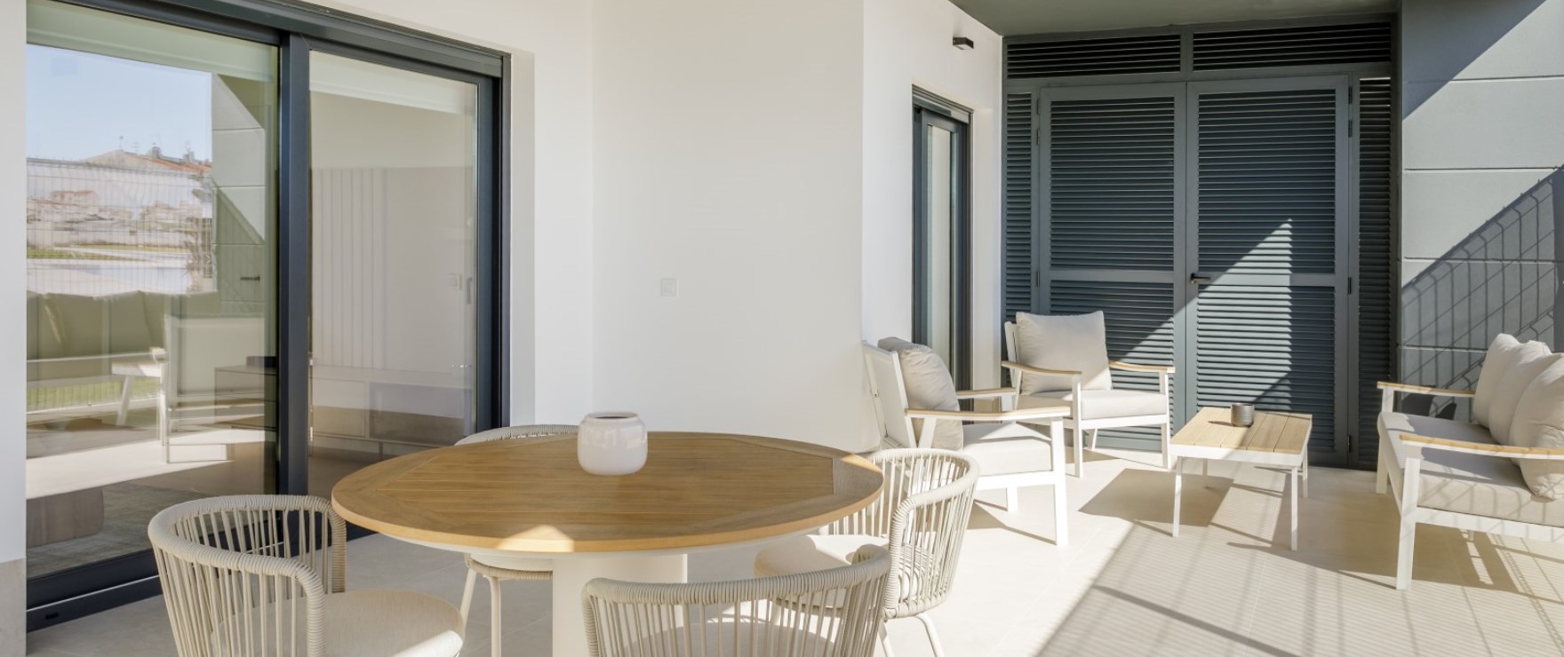 Eden Beach: Terras met privétuin. Begane grond