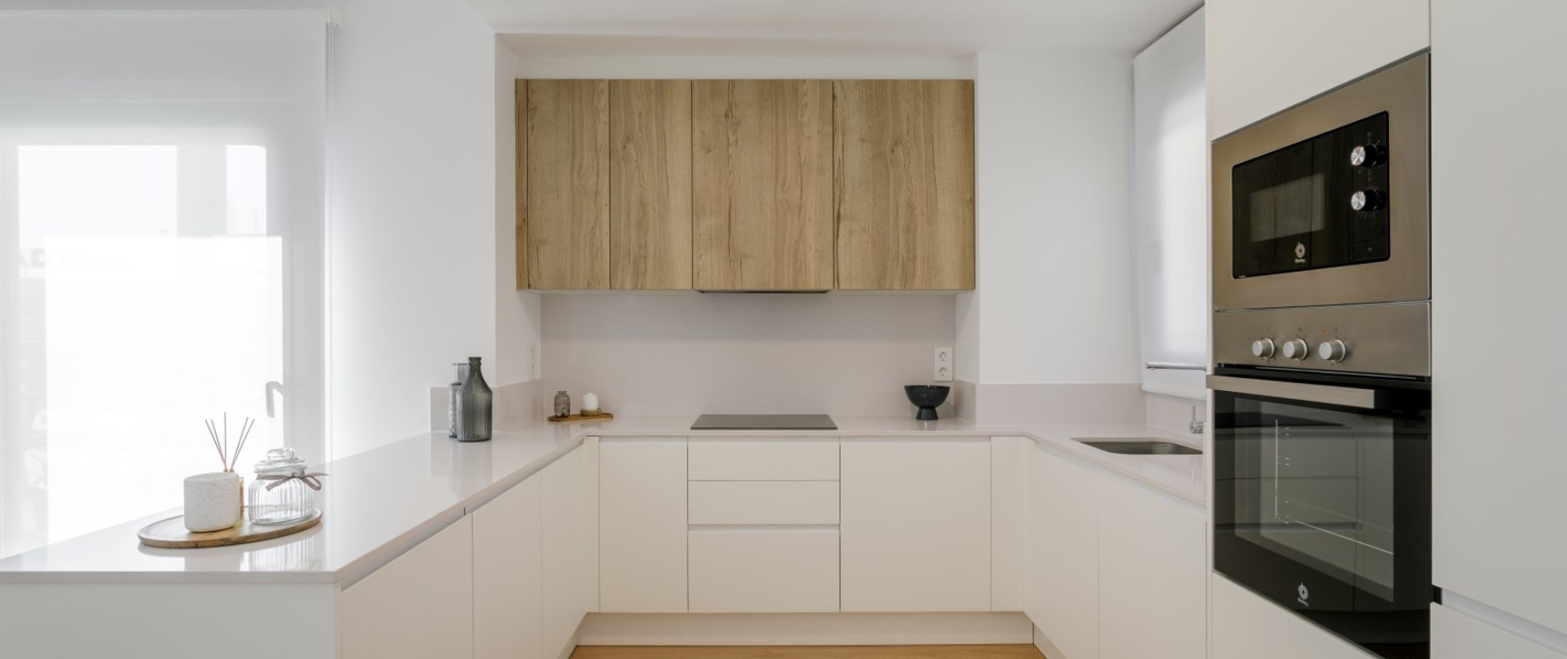 Moderne keuken van appartement in complex Eden Beach, Torrevieja.