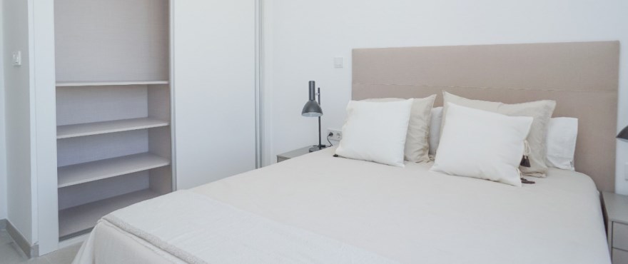 Lichte tweepersoonsslaapkamer, nieuw appartementen van Taylor Wimpey Spanje