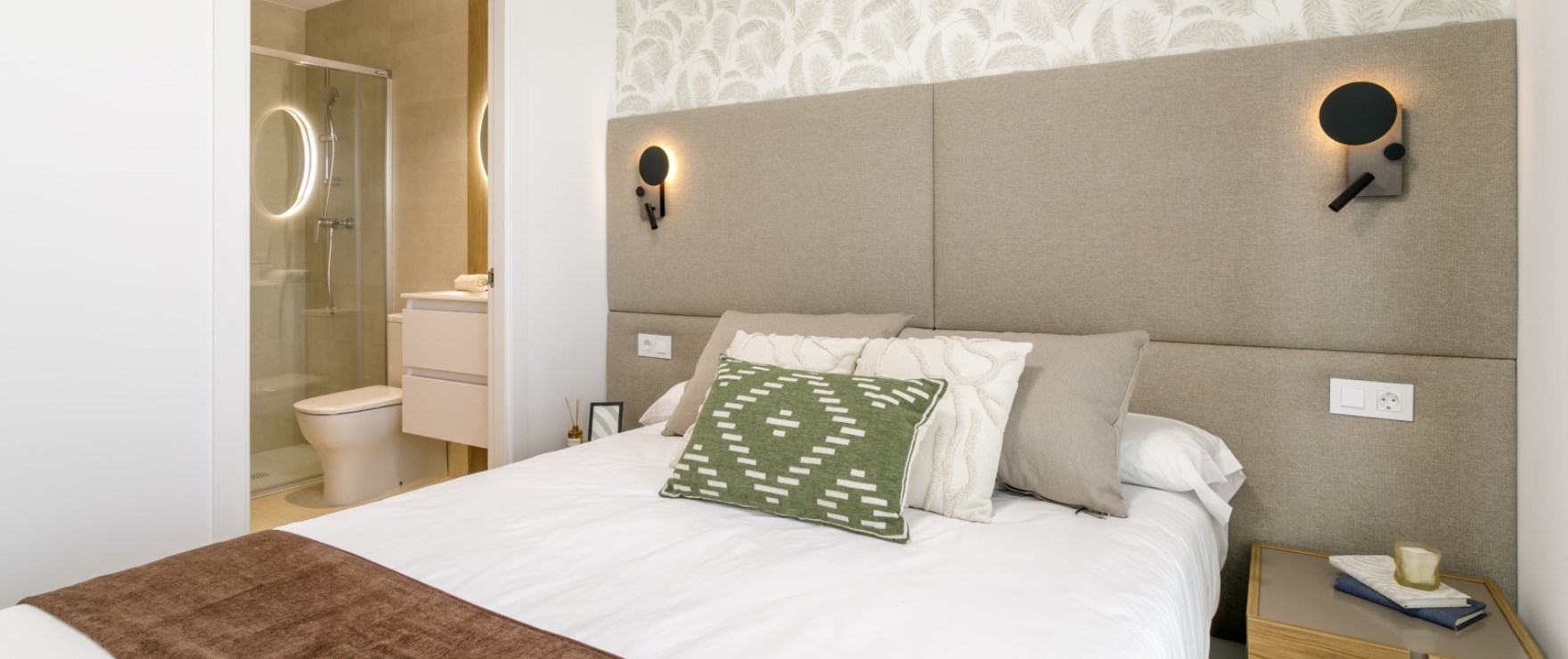 Schlafzimmer mit Meerblick im Wohnkomplex, Torrevieja