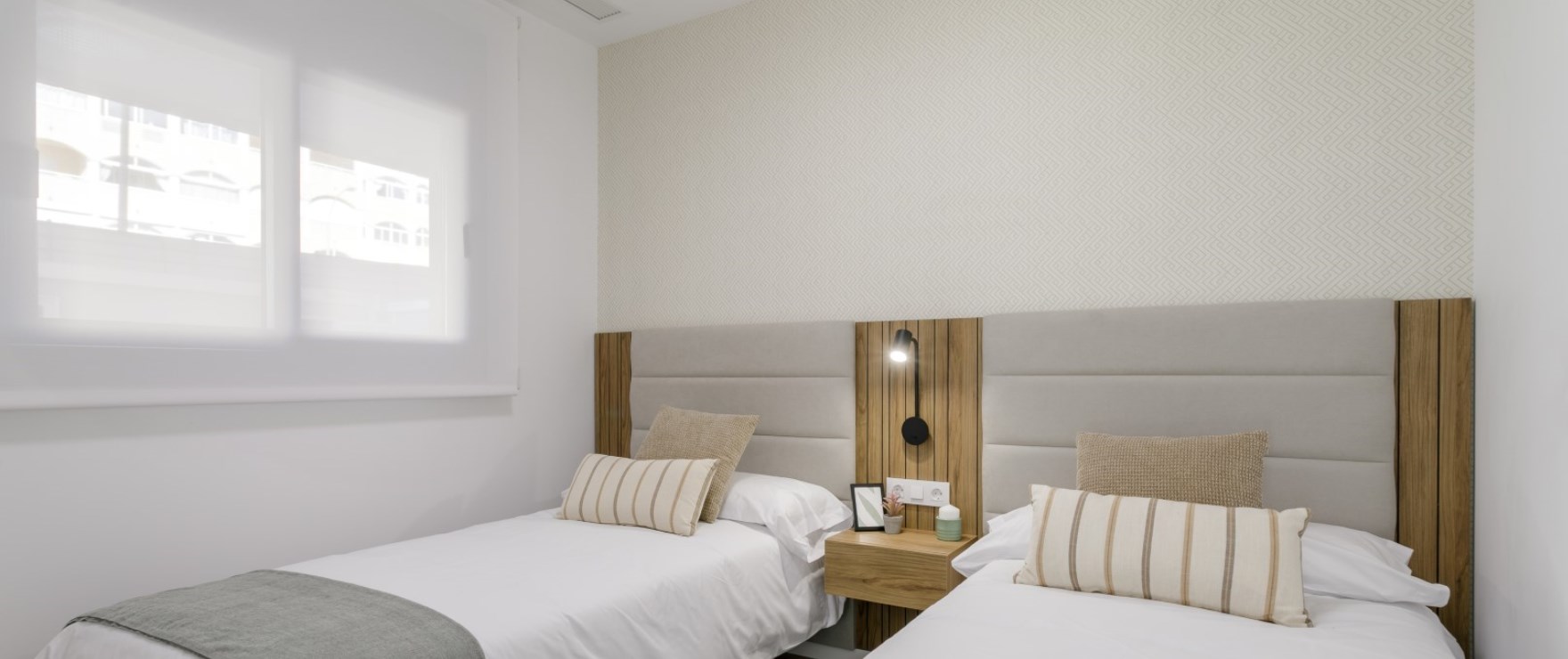 Schlafzimmer mit Meerblick im Wohnkomplex, Torrevieja