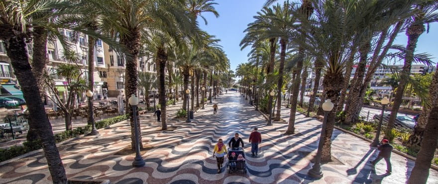 Alicante. Strandpromenad vid havet