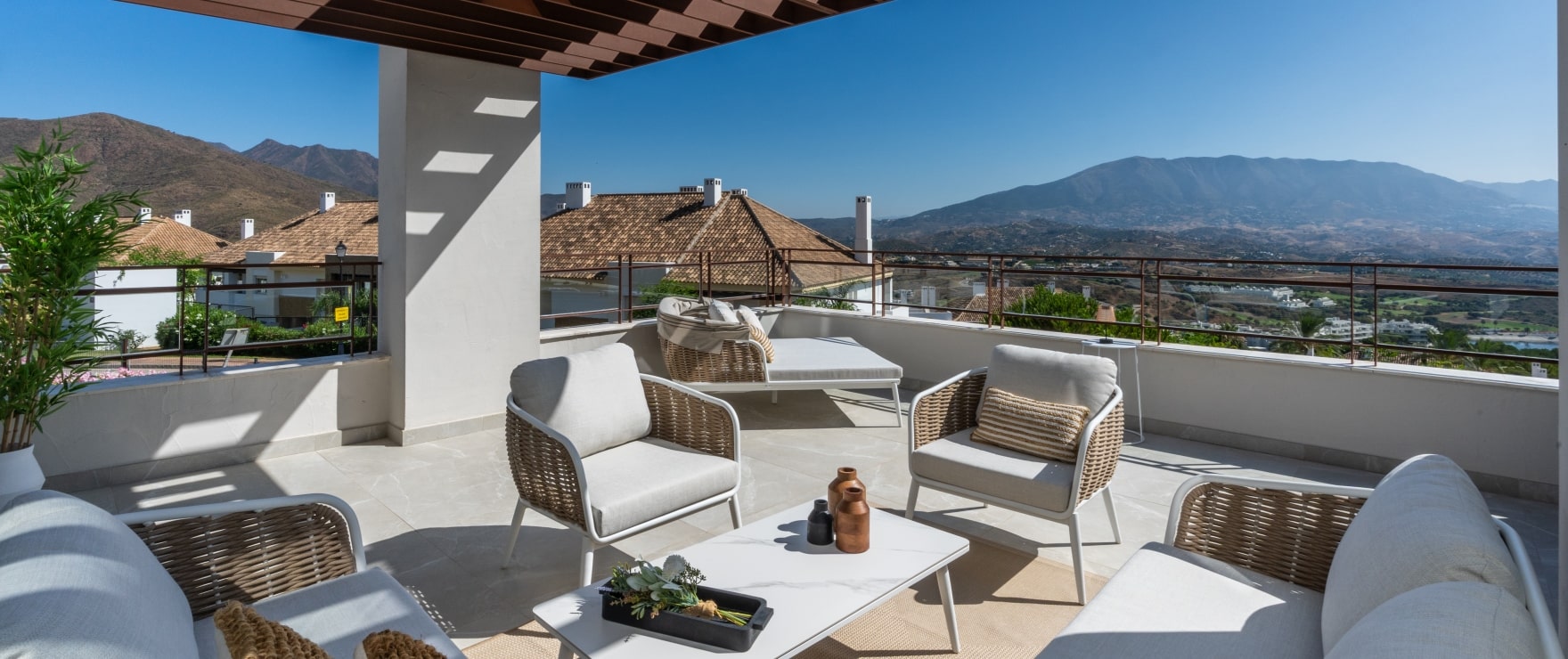Stor terrass med panoramautsikt över golfbanorna i La Cala Resort