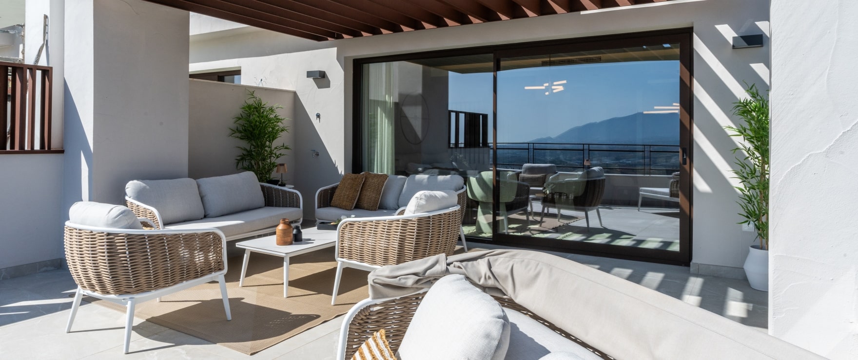 Stor terrass med panoramautsikt över golfbanorna i La Cala Resort