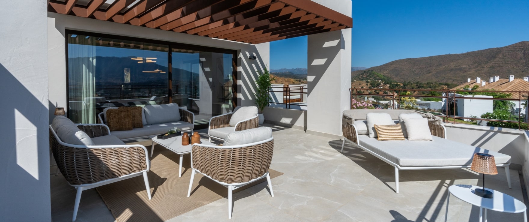 Stor terrass med panoramautsikt över golfbanorna i La Cala Resort