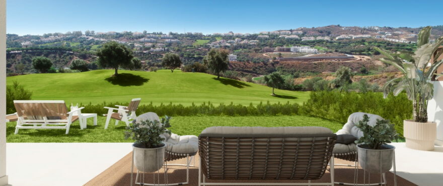 Weitläufige Terrassen mit Panoramablick auf den Golfplatz im La Cala Resort