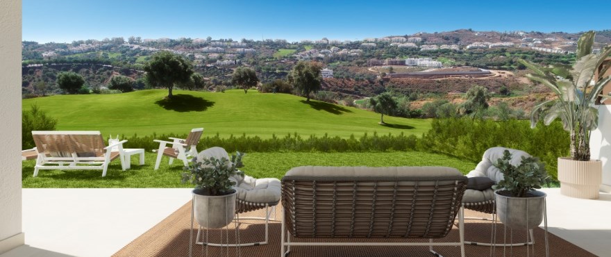 Weitläufige Terrassen mit Panoramablick auf den Golfplatz im La Cala Resort