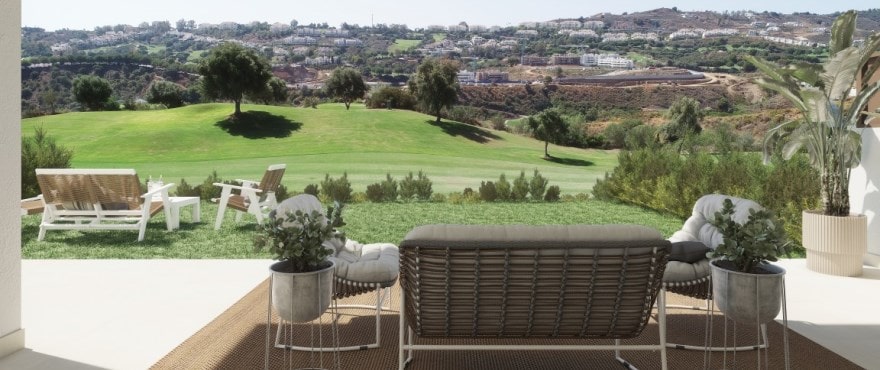 Duże tarasy z panoramicznym widokiem na pole golfowe w La Cala Resort