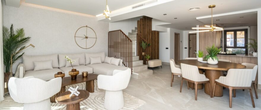 Salón luminoso con vistas al golf de los nuevos adosados en venta de The Meadows, Costa del Sol