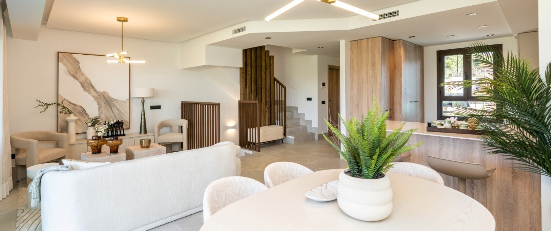 Ljust vardagsrum med utsikt över golfbanor från de nya radhusen till salu i The Meadows, Costa del Sol. Ljust vardagsrum med utsikt över golfbanor från de nya radhusen till salu i The Meadows, Costa del Sol.