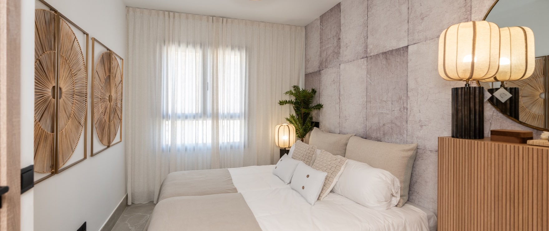 Lichte slaapkamer met uitzicht op de golfbaan in The Meadows