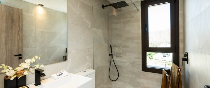 Baño con ducha, moderno y completo de los adosados de The Meadows