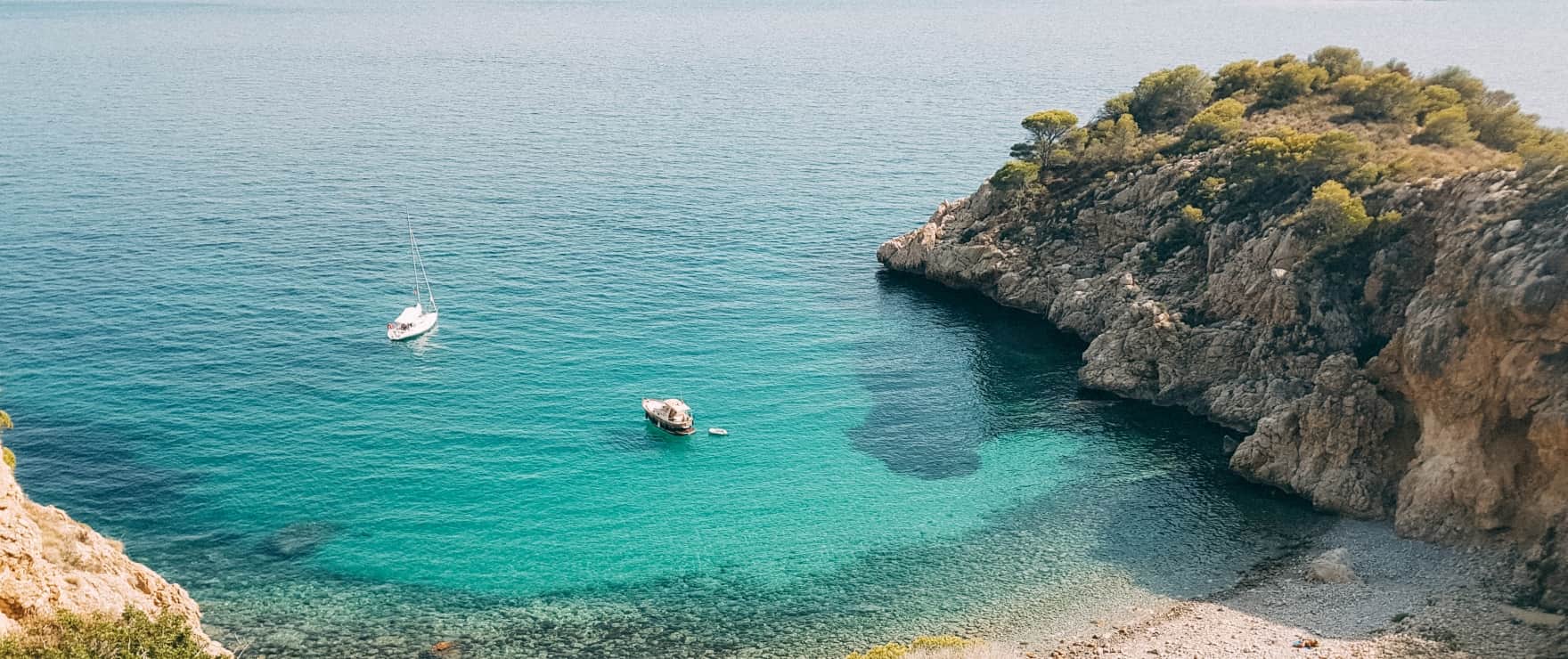 Przejrzysta woda plaż w Dénia, Costa Blanca