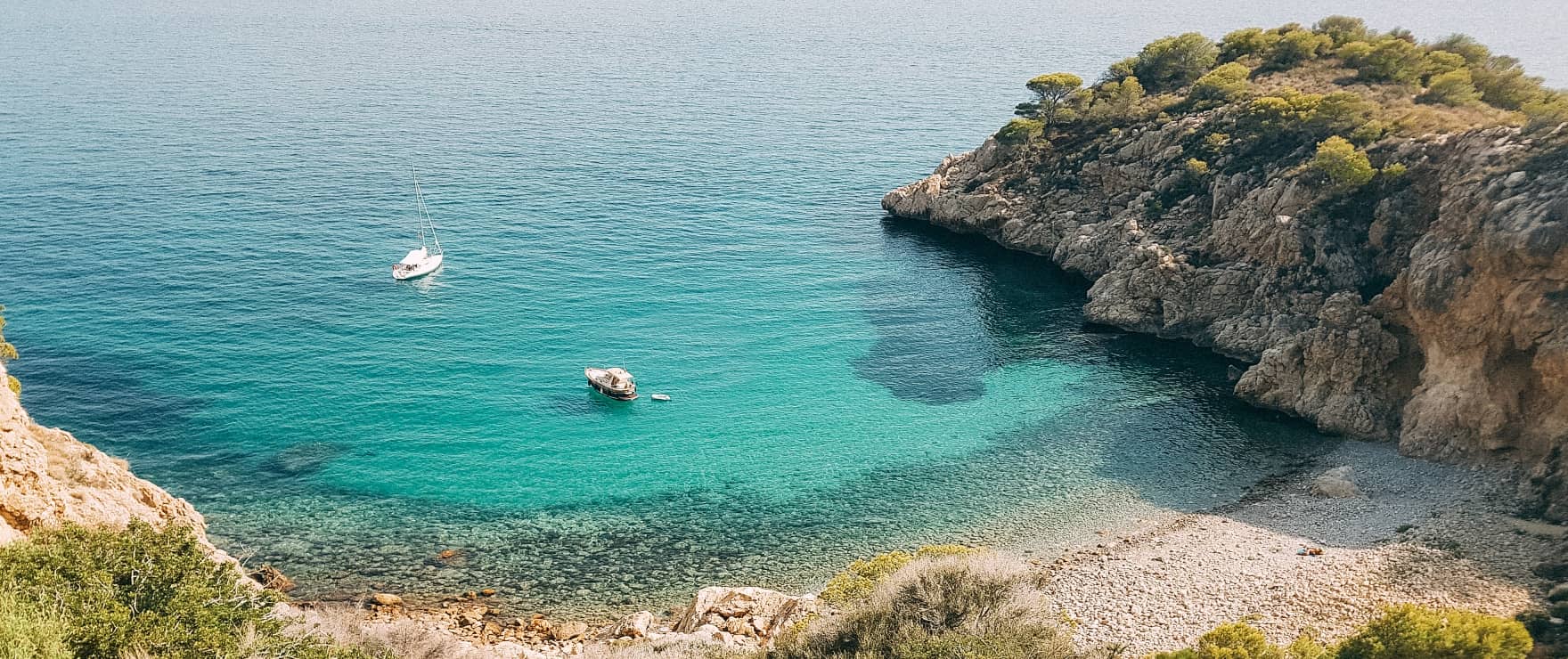 Kristallklares Wasser an den Stränden von Dénia, Costa Blanca