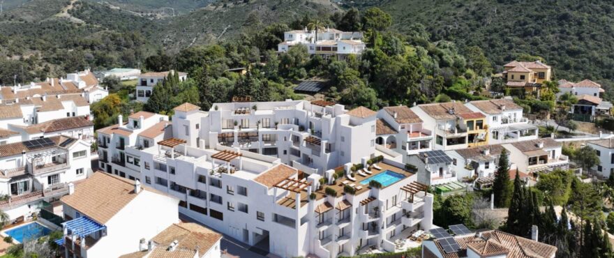 Fuente Lirios, Luftaufnahme der neuen Apartments mit 1, 2 oder 3 Schlafzimmer und Penthouse-Wohnungen, zu verkaufen in Benahavís, Marbella.