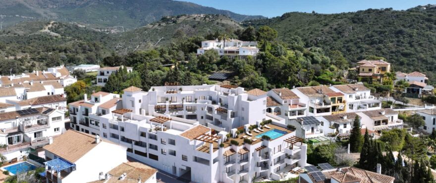 Fuente Lirios, Aerial view of the new apartments with 1, 2, and 3 bedrooms and penthouses for sale in Benahavís, Marbella.