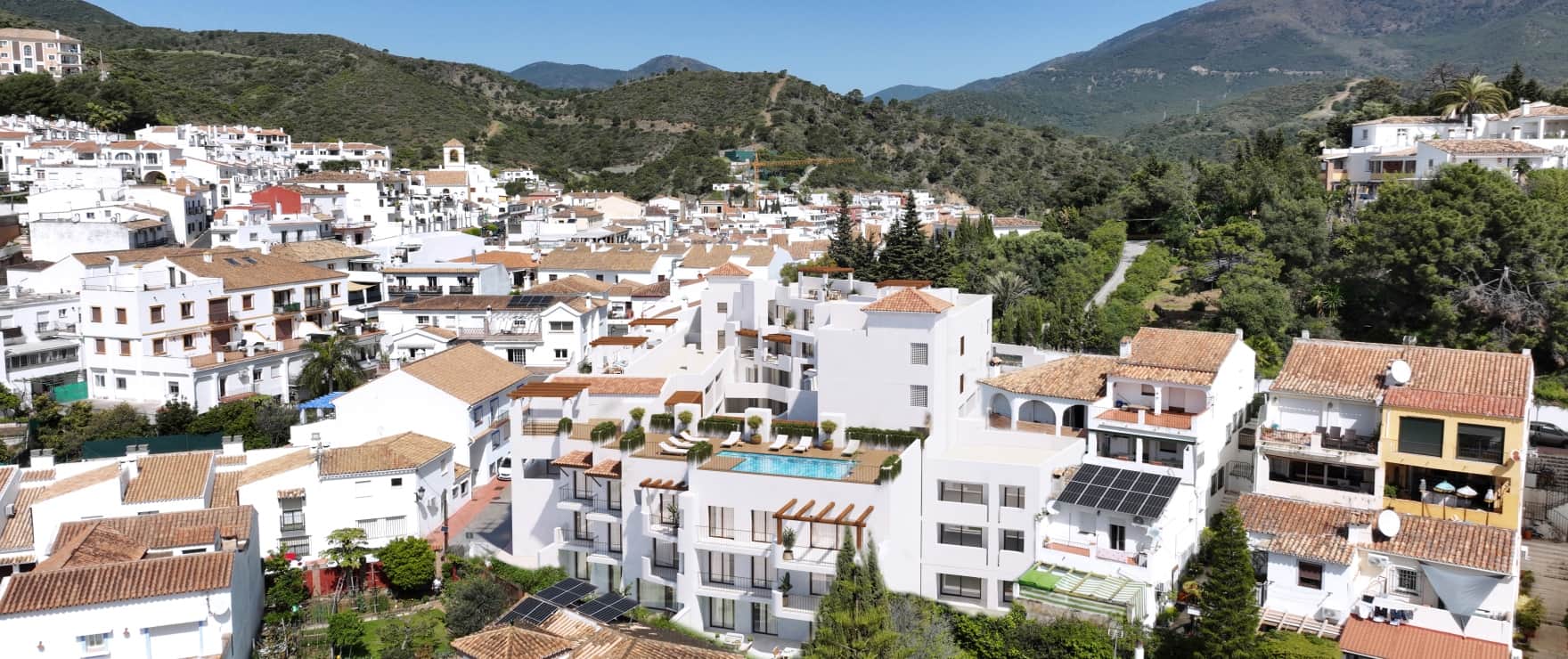 Fuente Lirios, Aerial view of the new apartments with 1, 2, and 3 bedrooms and penthouses for sale in Benahavís, Marbella.