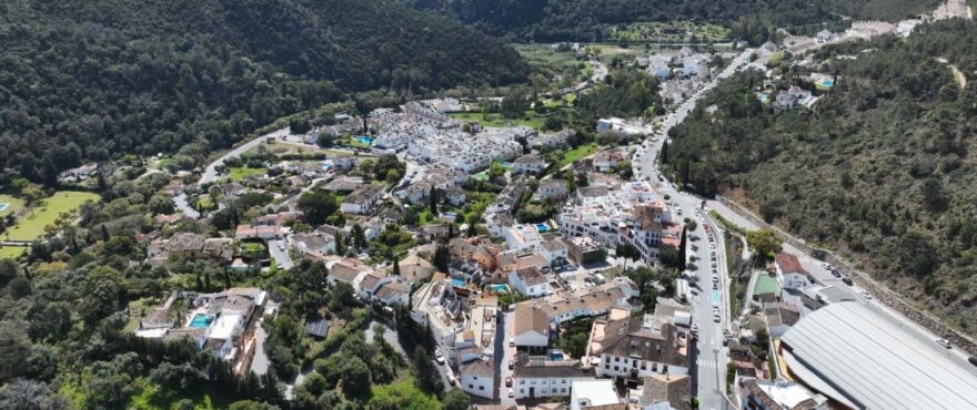 Fuente Lirios, Aerial view of the new apartments with 1, 2, and 3 bedrooms and penthouses for sale in Benahavís, Marbella.