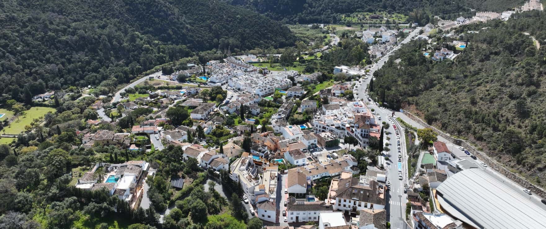 Fuente Lirios, Vista aérea de los nuevos apartamentos de 1, 2 a 3 dormitorios y áticos en venta, Benahavís, Marbella.