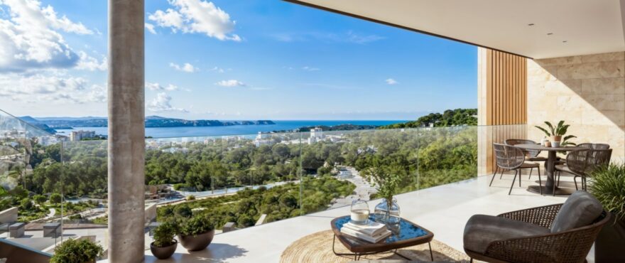 Infinity, terrasse mit Blick auf das Meer und die Malgrats-Inseln in Peguera, Mallorca.
