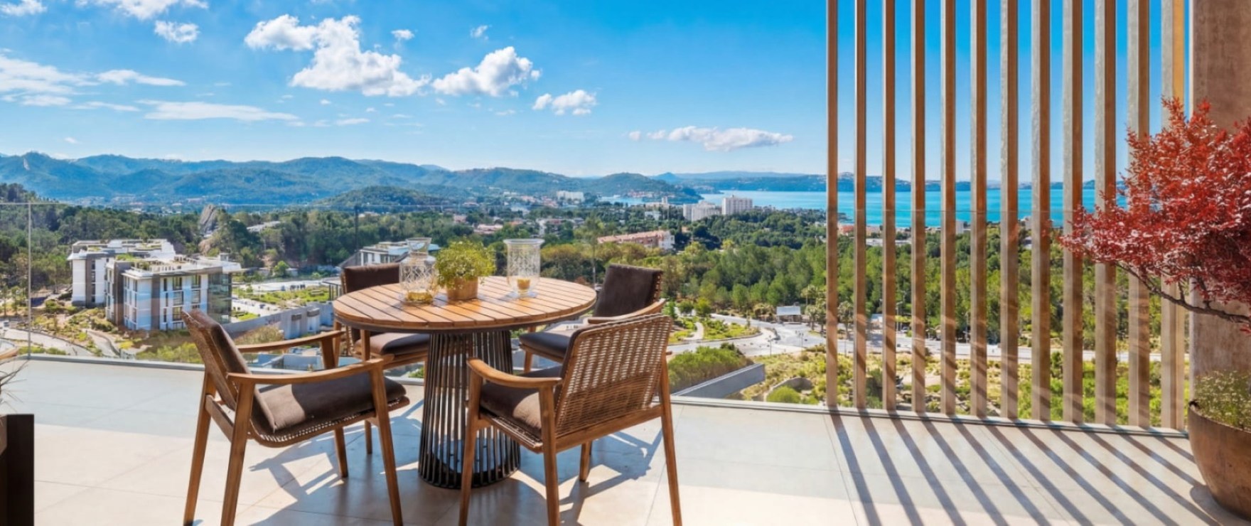 Infinity, terrasse mit Blick auf das Meer und die Malgrats-Inseln in Peguera, Mallorca.