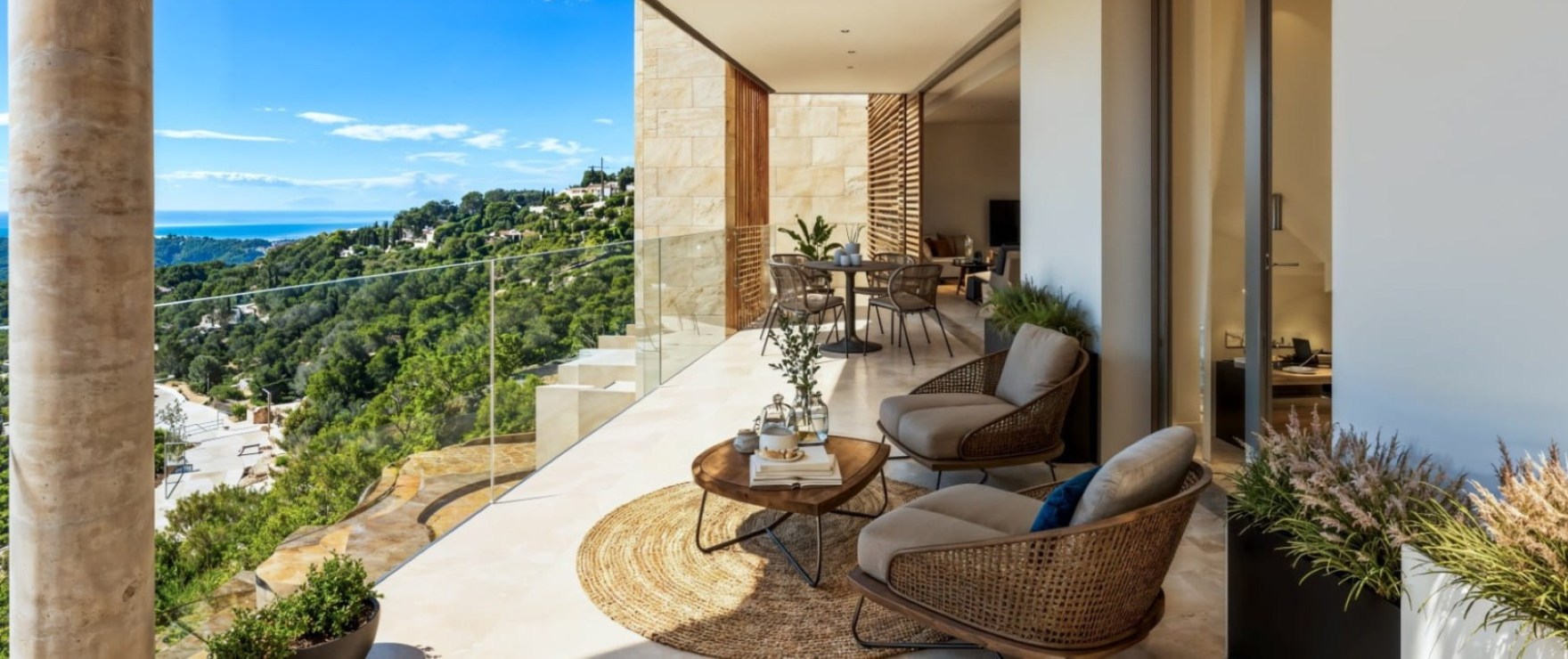 Infinity, terrasse mit Blick auf das Meer und die Malgrats-Inseln in Peguera, Mallorca.