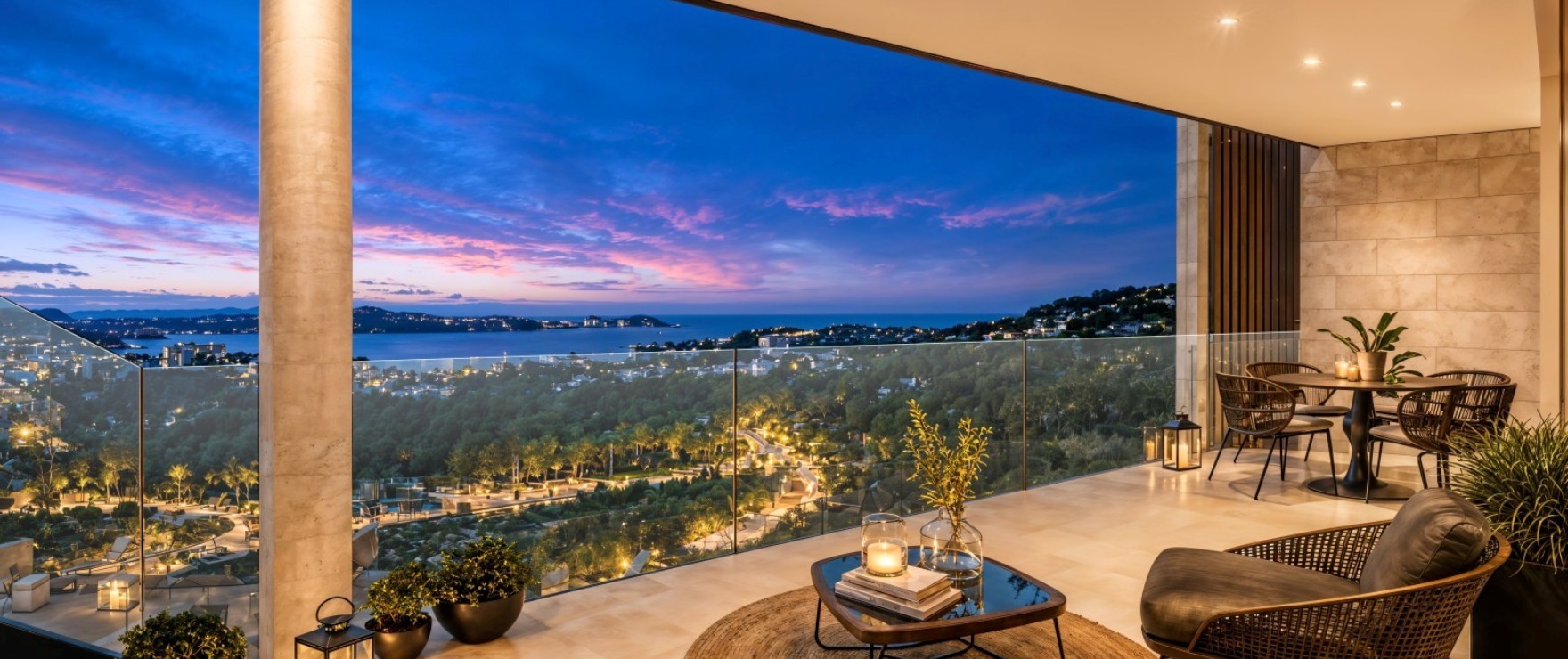 Infinity, terrasse mit Blick auf das Meer und die Malgrats-Inseln in Peguera, Mallorca.