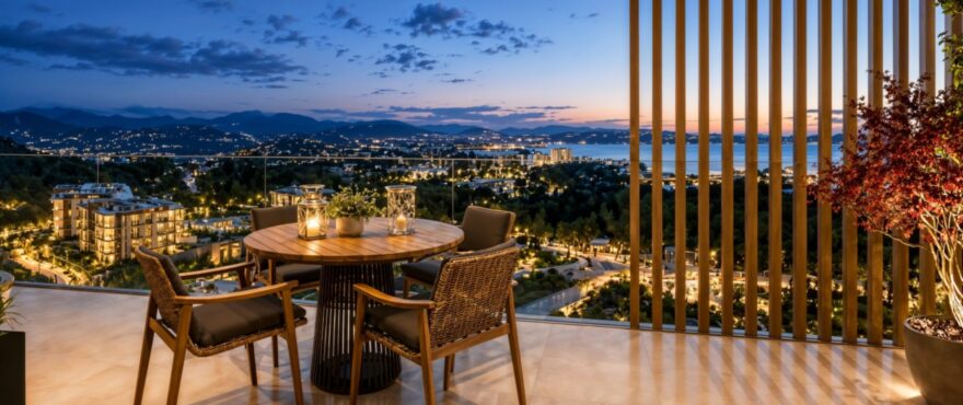 Infinity, terrasse mit Blick auf das Meer und die Malgrats-Inseln in Peguera, Mallorca.