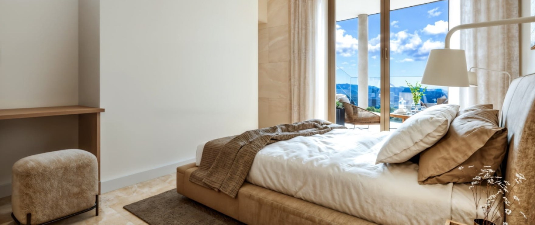 Infinity, helles Schlafzimmer in Peguera, Mallorca.