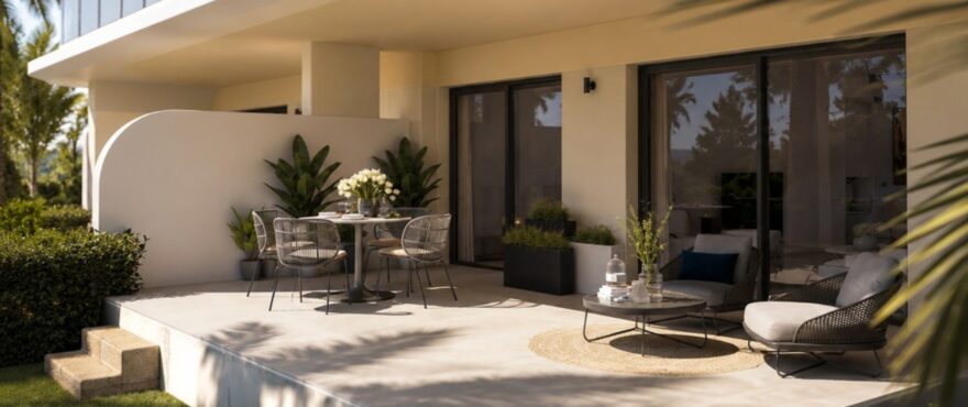 Las Palmeras: Ground floor with private garden.